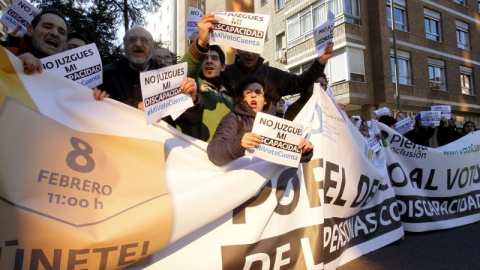 Personas manifestándose en Madrid para reclamar el derecho de sufragio para las personas con discapacidad intelectual. EFE