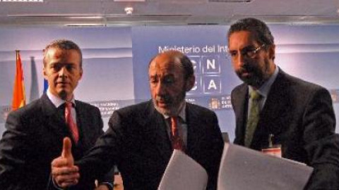 El ex ministro de Interior, Alfredo Pérez Rubalcaba, y su ex secretario de Estado, Antonio Camacho.