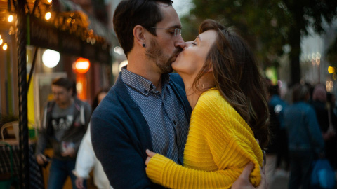 Una pareja dándose un beso.