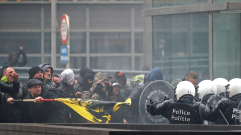 Enfrentamientos entre la ultraderecha y la Policía en una marcha xenófoba en bruselas.- REUTERS/Francois Lenoir