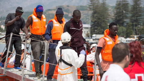 Imagen de archivo de la llegada al puerto de Motril de un grupo de inmigrantes rescatados en el mar de Alborán/EFE