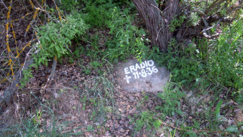 Una pequeña losa recuerda desde mediados de los años 70 el lugar donde murió asesinado el médico Eradio López