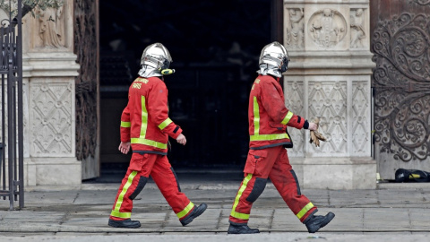 Todos los bomberos de París fueron considerados héroes tras apagar el incendio de Notre Dame. / REUTERS