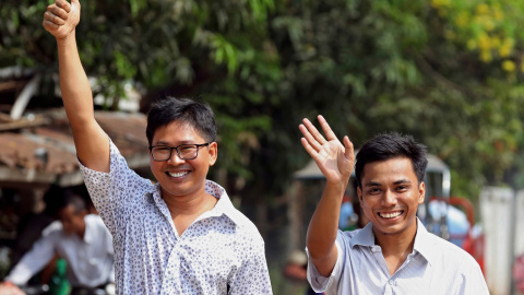 Los reporteros de Reuters, Wa Lone y Kyaw Soe Oo, tras su salida de prisión por indulto. REUTERS/Ann Wang