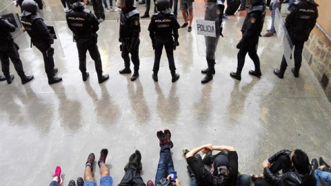 Imagen de la Policía Nacional en uno de los colegios electorales catalanes durante el referéndum del 1-O. /EUROPA PRESS