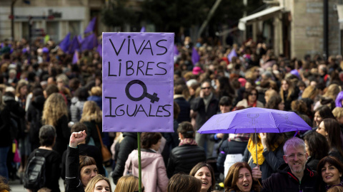 Miles de personas se han manifestado hoy en Vitoria con motivo de la huelga feminista convocada por el Día Internacional de la Mujer. EFE/ David Aguilar