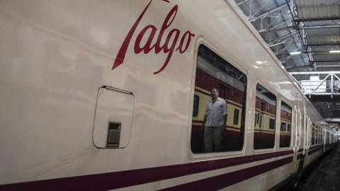 Uno de los trenes del fabricante español de ferrocarriles Talgo en una estación en la India. EFE