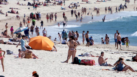 La playa de Samil, en Vigo, hace unos días. EFE / Salvador Sas