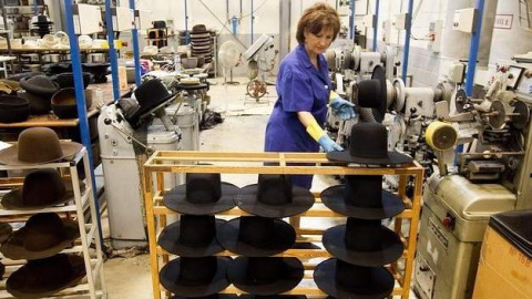 Una mujer trabajando en una fábrica.- EFE