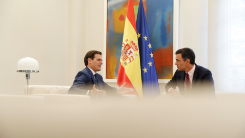 El líder de Ciudadanos, Albert Rivera, con el presidente del Gobierno en funciones, Pedro Sanchez, en su encuentro en el Palacio de la Moncloa, tras las elecciones del 28-A. REUTERS/Susana Vera