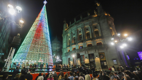 El alcalde de Vigo, Abel Caballero, interviene durante el apagado del alumbrado navideño desde el árbol de Policarpo Sanz, a 16 de enero de 2022, en Vigo, Galicia, (España)