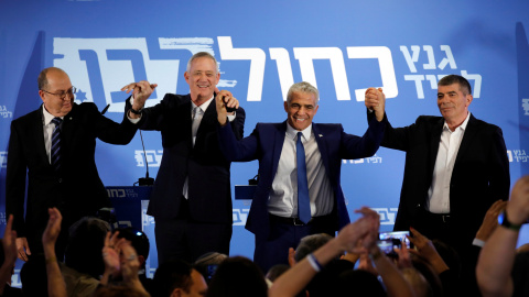 Gantz junto a Yair Lapid, Moshe Yaalon y Gaby Ashkenazy tras anunciar la formación de su partido conjunto, después de una alianza entre sus partidos, en Tel Aviv. / Reuters