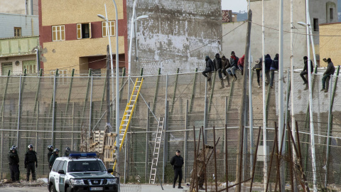 Más de 20 inmigrantes continúan subidos en la valla de Melilla./ REUTERS