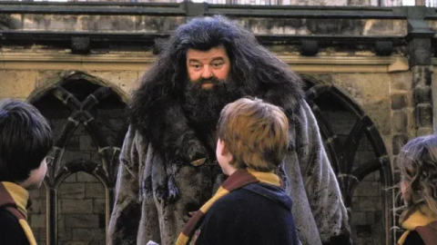 Robbie Coltrane interpretando a Hagrid