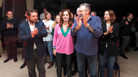 El portavoz de Cs en el Congreso, Juan Carlos Girauta (d), y el secretario general del Grupo Parlamentario, Miguel Gutiérrez (i) acompañan a la candidata Silvia Clemente (c) en el cierre de campaña para las primarias del partido a la Presidencia de la 