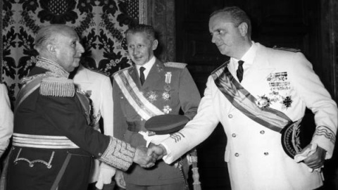 Fraga saluda al jefe del Estado, Francisco Franco (i), durante la recepción ofrecida en el Salón del Trono del Palacio Real en 1966, con motivo de la celebración del 30 aniversario de su acceso a la más alta magistratura del Estado. (OLEGARIO PEREZ DE