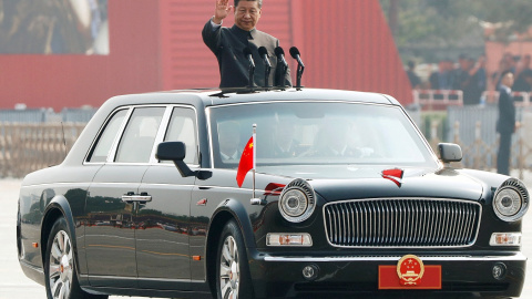 El presidente chino, Xi Jinping, saluda desde un vehículo mientras pasa revista a las tropas en un desfile militar en el 70.º aniversario de la fundación de la República Popular China, en su Día Nacional, en Pakín, el  1 de octubre de 2019. REUTERS/