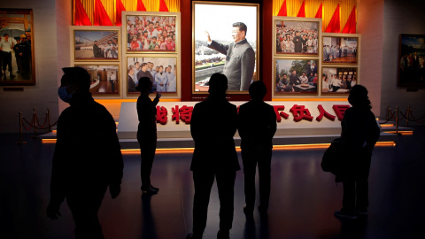 Un guía muestra a varios visitantes las imágenes del presidente chino Xi Jinping, en el Museo del Partido Comunista de China, en Pekín. REUTERS/Florence Lo