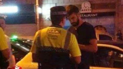 Piqué durante su incidente con la Guardia Urbana de Barcelona.