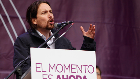 El líder de Podemos, Pablo Iglesias, durante su discurso en una Puerta del Sol abarrotada de personas tras la Marcha del Cambio en Madrid. -JAIRO VARGAS