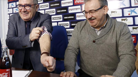 El presidente de Osasuna, Luis Sabalza (i), en la rueda de prensa del martes. /EFE