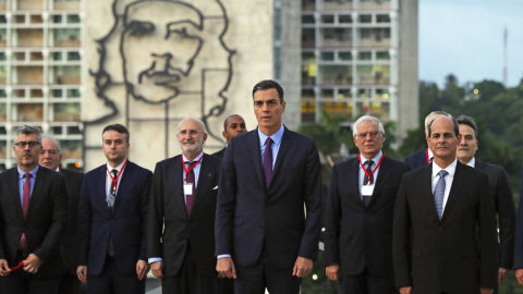 El presidente del Gobierno español, Pedro Sánchez, y el viceministro cubano de Relaciones Exteriores, Rogelio Sierra, durante la ofrenda foral en el monumento al prócer independentista cubano José Martí, en La Habana. EFE/Juanjo Martín