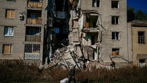 15/10/2022 Una persona camina frente a un edificio dañado por los bombardeos en la ciudad ucraniana de Bakhmut