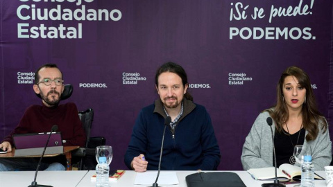 El secretario general de Podemos, Pablo Iglesias (c), junto al secretario de Organización, Pablo Echenique (i), durante la reunión de urgencia del Consejo Ciudadano Estatal del partido, el máximo órgano de dirección ante asambleas, celebrada hoy para