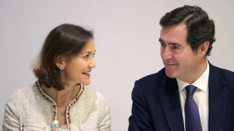 La ministra de Industria Reyes Maroto, y el presidente de la CEOE Antonio Garamendi, en una reunión con empresarios españoles que tienen intereses en Cuba. EFE/JuanJo Martin