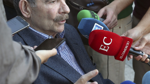 14/10/2022 El ex secretario general del PCE y fundador de Izquierda Unida, Gerardo Iglesias, en una rueda de prensa a las puertas del Hospital Universitario Central de Asturias (HUCA)