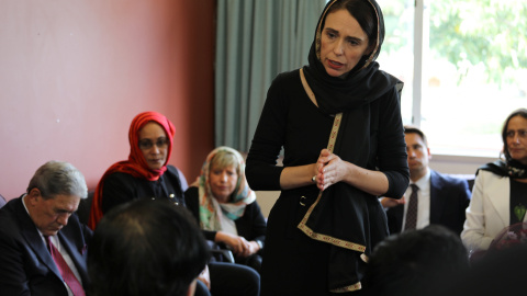 La primera ministra de Nueva Zelanda, Jacinda Ardern, se dirige a miembros de la comunidad musulmana en Christchurch. /REUTERS