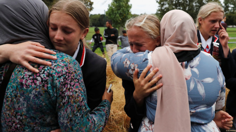 Varias estudiantes de un colegio cristiano se abrazan a mujeres musulmanas tras el atentado en Christchurch (Nueva Zelanda). /REUTERS