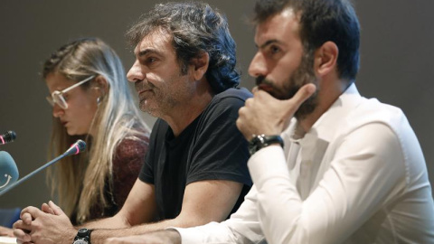 Los representantes de las organizaciones de salvamento Proactiva Open Arms (España), Oscar Camps (c), de Mediterránea (Italia), Giorgia Linardi (i) y de Sea Watch (Alemania), Erasmo Palazzoto (d), durante la rueda de prensa.-EFE