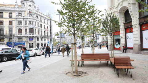 Nuevos bancos instalados en la Gran Vía a su paso por el Banco de España.- AYUNTAMIENTO DE MADRID