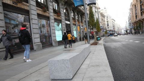 Nuevos bancos de piedra colocados en la Gran Vía de Madrid.-AYUNTAMIENTO DE MADRID