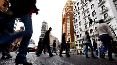 Varios peatones cruzan la Gran Vía de Madrid en una imagen de 2015.- AFP/ARCHIVO