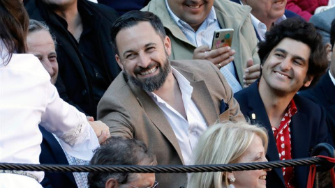 GRAFCVA017. VALENCIA, 16/03/2019.-El lider de VOX, Santiago Abascal, junto al torero Morante de la Puebla (d) en la sexta corrida de la Feria de las Fallas de Valencia en la que se lidiaron reses de la ganadería de Juan Pedro Domecq para Enrique Ponce y 