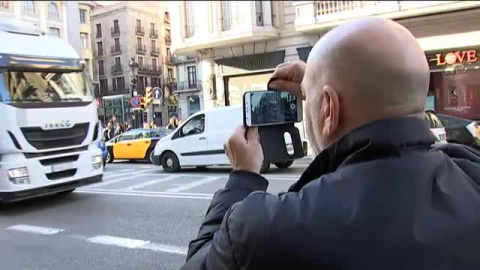 Los camioneros del puerto de Barcelona protestan contra la precariedad laboral