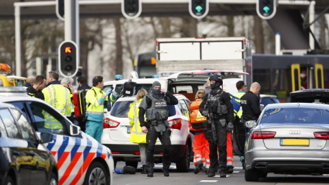 Miembros de la Policía y personal sanitario en la plaza 24 de Octubre de Utrecht, donde se ha producido un tiroteo. /AFP