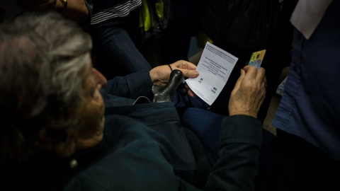 Una mujer prepara la papeleta para votar en el referéndum de independencia del Catalunya del 1 de octubre de 2017 en Barcelona.- JAIRO VARGAS