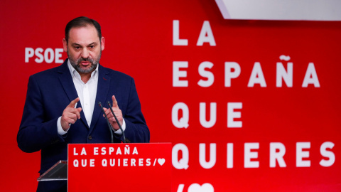 El secretario de Organización del PSOE y ministro de Fomento, José Luis Ábalos, durante la rueda de prensa sobre temas de actualidad política, en la sede madrileña del partido en la calle Ferraz. EFE/ Emilio Naranjo