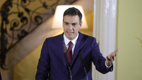 23/11/2018.- El presidente del Gobierno de España, Pedro Sánchez, habla ante los medios de comunicación en la Residencia del Embajador, hoy en La Habana (Cuba). Sánchez se encuentra en una visita oficial de dos días a la Isla. EFE/Juanjo Martín