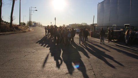 Algunos de los animalistas esperan la llegada del primer camión a la entrada del matadero./ Alejandro Tena