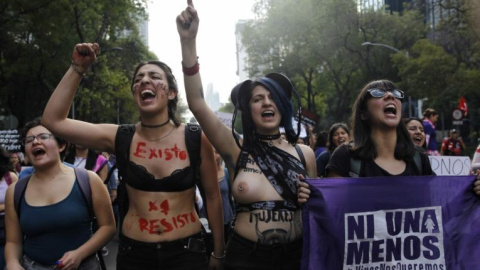 Mujeres mexicanas marchan para protestar contra el feminicidio. EFE/Archivo