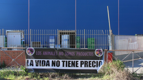 Pancarta colocada en la puerta del matadero: "Los animales no somos productos. La vida no tiene precio"