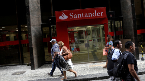 Varias personas pasan por delante de una sucursal de Banco Santander en el centro de Rio de Janeiro (Brasil). REUTERS/Ricardo Moraes