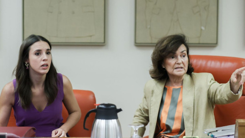 La exvicepresidenta y actual diputada del PSOE, Carmen Calvo, junto a la ministra de Igualdad, Irene Montero, en una sesión del Congreso.