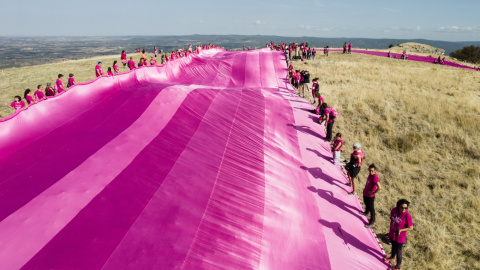 Voluntarios colocan un lazo rosa contra el cáncer de mama de 5.720 metros cuadrados de tela en la cima de Las Tetas de Viana, a 8 de octubre de 2022.