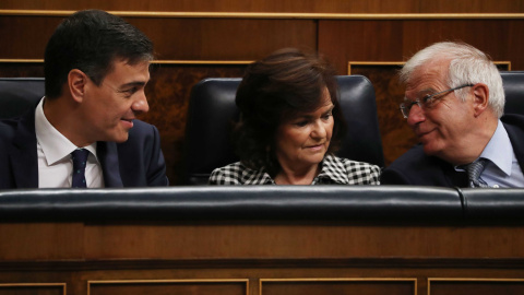 El presidente del Gobierno, Pedro Sanchez, con la vicepresidenta Carmen Calvo y el ministro de Asuntos Exteriores, Josep Borrell, en el Congreso de los Diputados. REUTERS/Susana Vera