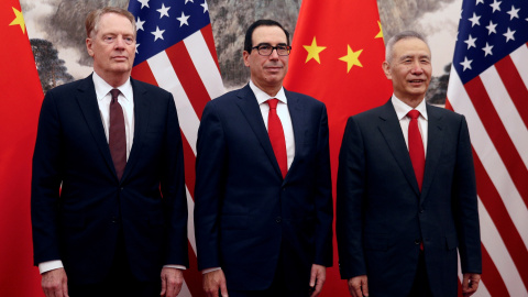 El viceprimer ministro chino Liu He, a la derecha, posa con el secretario del Tesoro de EEUU, Steven Mnuchin, centro, y el representante comercial de EEUU, Robert Lighthizer, a la izquierda, antes de proceder a su reunión en la Casa de Huéspedes de Diao